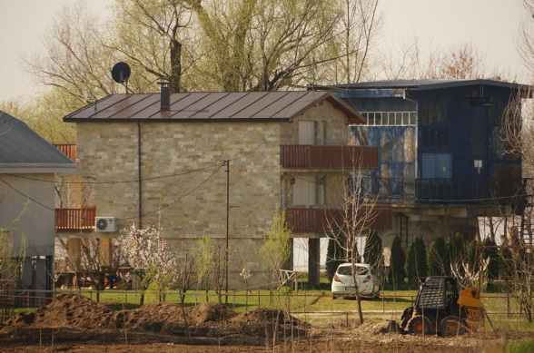 Куће у непосредној зони заштите изворишта,  буквално на дрену рени бунара (плава зграда је електромашински део рени бунара)
